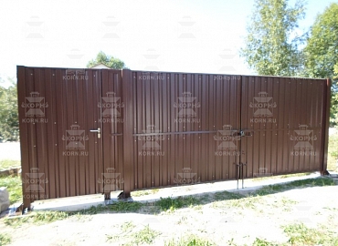 Распашные ворота c калиткой (вид со двора)