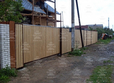 Заборное ограждение и откатные ворота с зашивкой доской